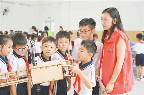 鶴山市舉辦“科普進(jìn)校園，點(diǎn)亮科技夢”活動，學(xué)生們動手操作設(shè)備，直觀了解科學(xué)原理在實(shí)際生活中的應(yīng)用，感受科技的無窮魅力。