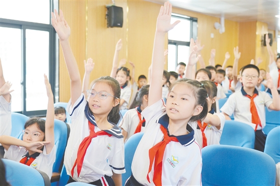 在有獎問答互動環(huán)節(jié)，學生們踴躍舉手答題，在輕松愉快的氛圍中掌握“兩熱”防控知識。