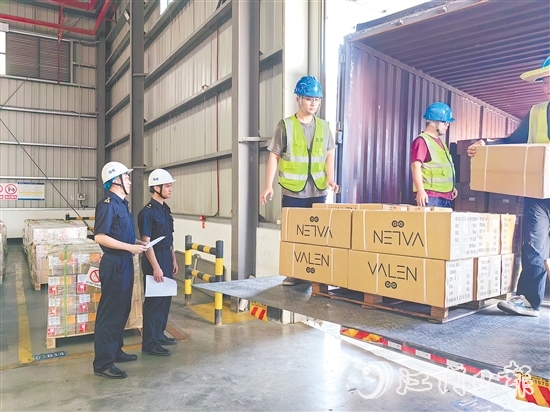 江門海關(guān)關(guān)員對(duì)出口拼箱貨物進(jìn)行監(jiān)管。江關(guān)宣供圖