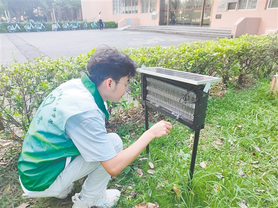 五邑大學(xué)志愿者在戶外投放人體氣味仿生蚊蟲誘捕劑。