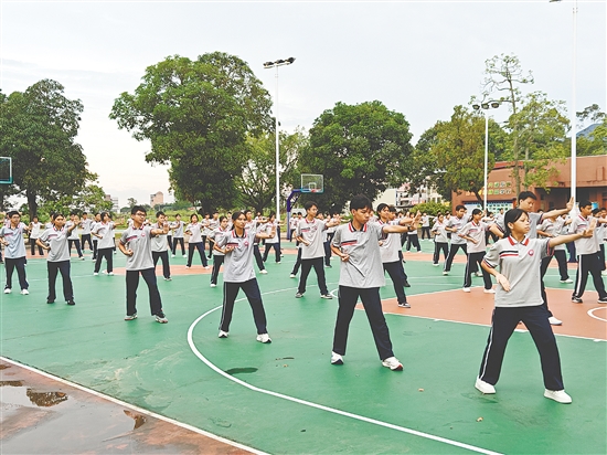 恩平全市60余所中小學校同步開展軍體拳訓練，以鏗鏘動作展現(xiàn)青春力量。