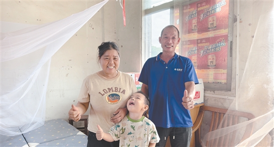 看到鶴山市雅瑤鎮(zhèn)建良村安置點(diǎn)配備完善，韋小江一家臉上露出了笑容。