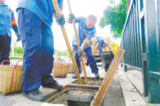 城管部門(mén)組織人員對(duì)轄區(qū)主干道的雨水口、雨水檢查井進(jìn)行重點(diǎn)清淤。