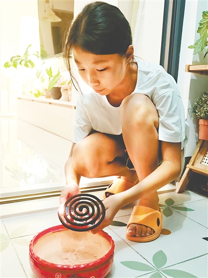 棠下實(shí)驗(yàn)小學(xué)學(xué)生在家點(diǎn)蚊香。