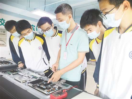 江門一職學(xué)生在企業(yè)實(shí)習(xí)。