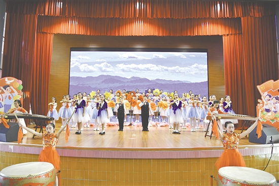 西郊小學(xué)讓美妙的歌聲成為校園文化不可或缺的部分。