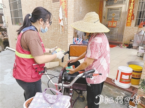 臺風(fēng)來臨前，網(wǎng)格員上門宣傳防蚊防臺風(fēng)知識，并派發(fā)滅蚊片、蚊香等。