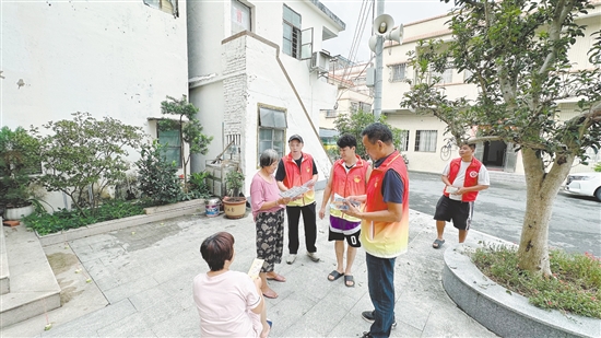 蓬江區(qū)杜阮鎮(zhèn)長喬村新時(shí)代文明實(shí)踐站黨員干部向村民發(fā)放滅蚊煙片和《關(guān)于做好臺(tái)風(fēng)“樺加沙”防御及居家滅蚊告知書》。 蓬江區(qū)杜阮鎮(zhèn)長喬村新時(shí)代文明實(shí)踐站黨員干部向村民發(fā)放滅蚊煙片和《關(guān)于做好臺(tái)風(fēng)“樺加沙”防御及居家滅蚊告知書》。