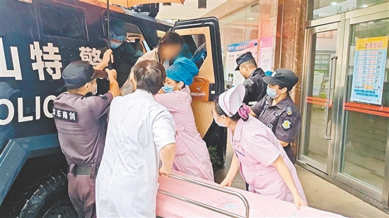 臺山市公安局民輔警在臺風(fēng)中劈開“生命通道”，成功將一名臨產(chǎn)孕婦平安轉(zhuǎn)移到醫(yī)院分娩。臺山公安供圖