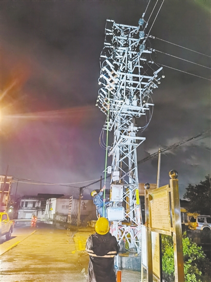 昨晚，江門新會供電局搶修隊伍對110kV七堡站10千伏墟鎮(zhèn)線開展停電操作，為后續(xù)搶修做好準(zhǔn)備。