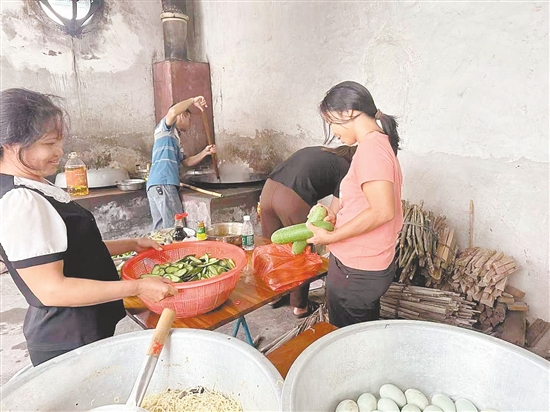 臺山市沖蔞鎮(zhèn)西坑村臨時安置點里，村干部帶著黨員志愿者在廚房里忙前忙后，村民也自發(fā)幫忙做飯，讓群眾不在家也能吃上暖心熱飯。沖蔞鎮(zhèn)供圖