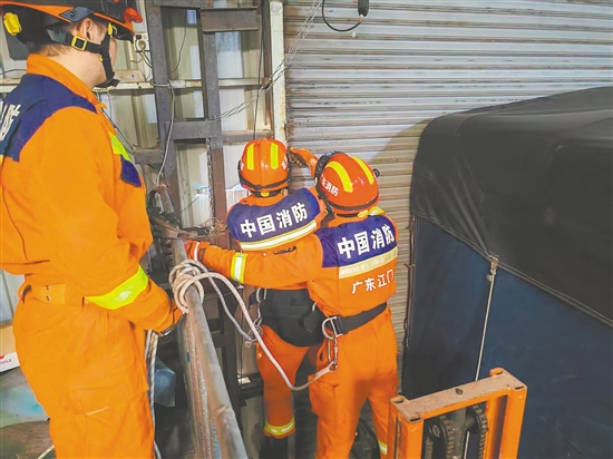 昨日14時許，江海區(qū)一處廠房卷簾門被強(qiáng)風(fēng)吹至變形，存在安全隱患，消防隊員立即趕赴現(xiàn)場，利用設(shè)備對變形門框進(jìn)行復(fù)位固定，并協(xié)助廠方轉(zhuǎn)移周邊易損物資。江海消防供圖