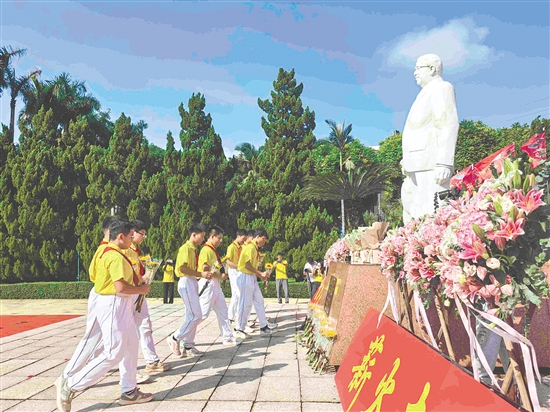 新會學子向陳經綸先生石像獻花、鞠躬，表達心中的敬意和感恩之情。