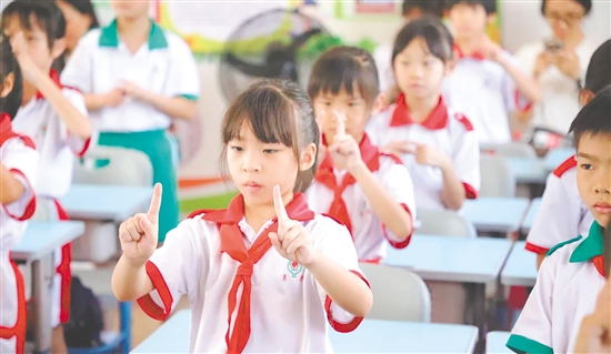 學(xué)生在活動(dòng)中學(xué)習(xí)護(hù)眼知識(shí)。