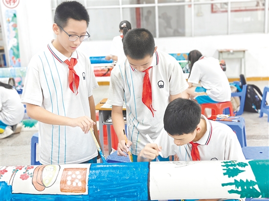 同學(xué)們?cè)谶M(jìn)行“二十四節(jié)氣”主題塑料管作品創(chuàng)作。