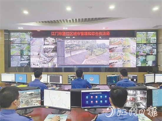 “城管110”指揮中心24小時待命，保障人民群眾生命財產(chǎn)安全。