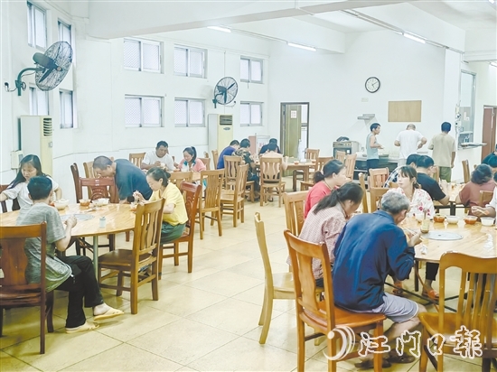 轉(zhuǎn)移安置的建筑工人在白沙街道應急庇護中心有序就餐。