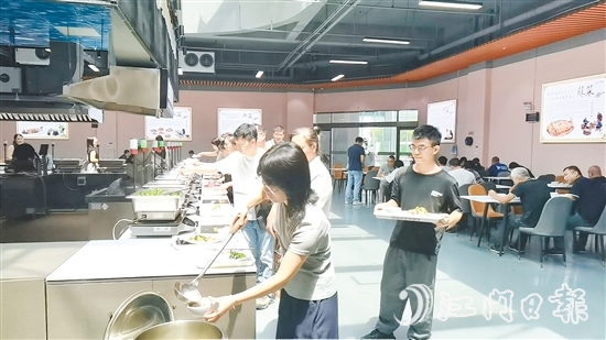 午飯時間，園區(qū)白領(lǐng)們在人和餐飲新概念智慧餐廳挑選心儀餐食。