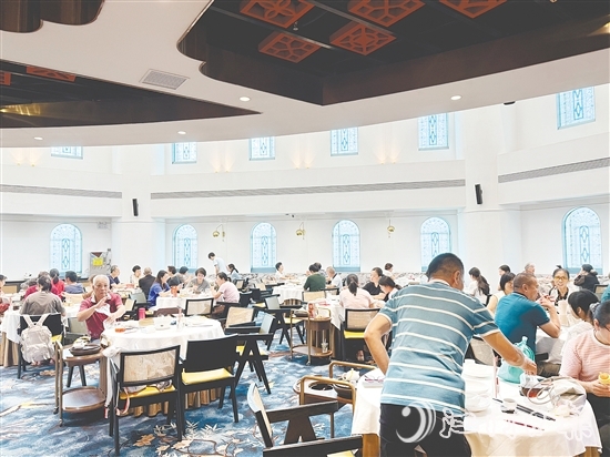 亮慶庭院酒家吸引了周邊市民前來消費，帶旺園區(qū)人氣。