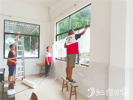 鶴山市各鎮(zhèn)（街）對(duì)應(yīng)急避難場(chǎng)所進(jìn)行全面消殺滅蚊、紗窗安裝等工作。