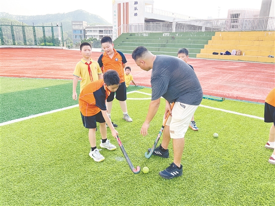 鶴山工業(yè)城第一小學(xué)曲棍球隊(duì)成立。