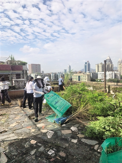 市直機關(guān)黨員干部到居民樓天臺等區(qū)域翻盆倒罐，清理雜草，消除積水，讓蚊子無處藏身。余太平