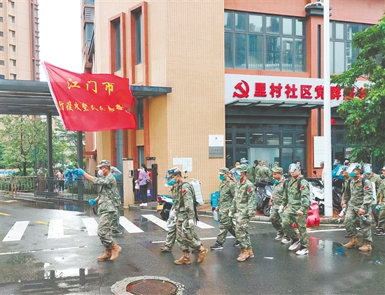 江門(mén)市直民兵營(yíng)深入市區(qū)各社區(qū)進(jìn)行疫情防控支援。