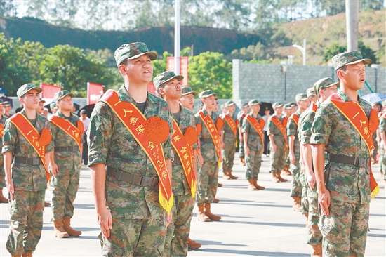 入伍新兵精神抖擻，躊躇滿志。