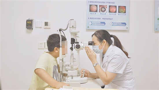 醫(yī)生為孩子檢查視力。