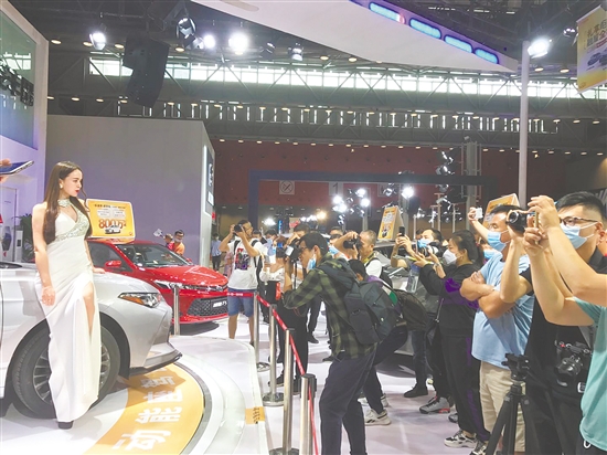 歷屆“十一”車展吸引了眾多消費者前來逛展。