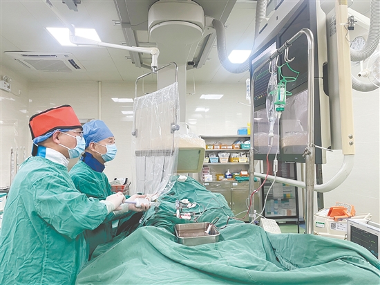 醫(yī)生對(duì)患者進(jìn)行治療。