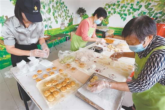 蓬江區(qū)上巷村村民在制作涼瓜月餅。