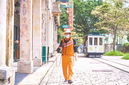 赤坎華僑古鎮(zhèn)嚴(yán)格執(zhí)行“一日雙消殺”制度，安排專業(yè)蚊蟲消殺隊對景區(qū)進(jìn)行無死角的全域消殺。