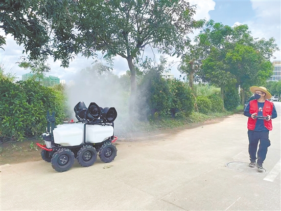 無人車有效克服了傳統(tǒng)人工消殺的局限，顯著提升了防控效能。