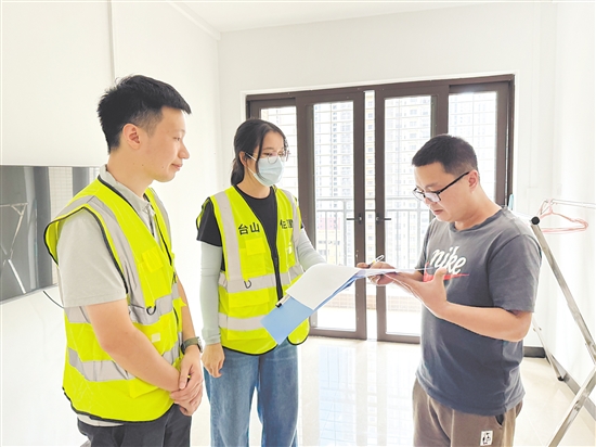 臺(tái)山市住房和城鄉(xiāng)建設(shè)局工作人員向入住消殺隊(duì)員提供貼心關(guān)懷和服務(wù)。