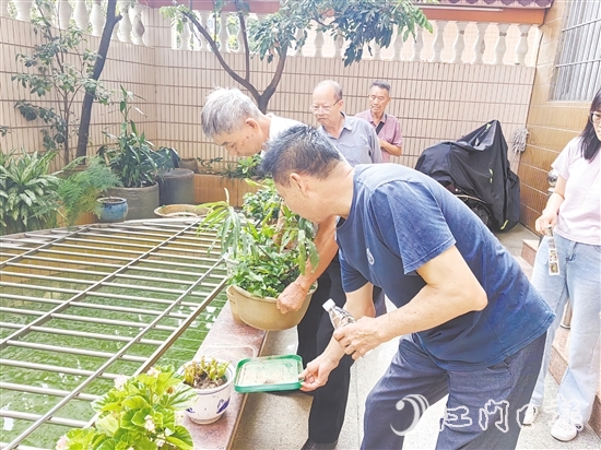 石鶴利社區(qū)居民積極協(xié)助社區(qū)清理積水。