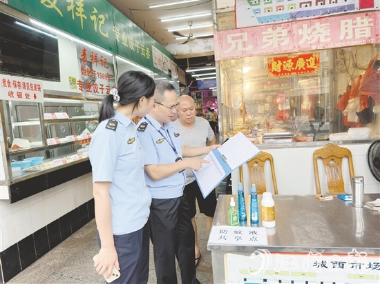 市場監(jiān)管人員到農(nóng)貿(mào)市場檢查消殺臺賬。