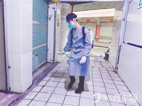 農(nóng)貿(mào)市場積極做好消殺工作，切斷蚊媒傳染病傳播鏈條。