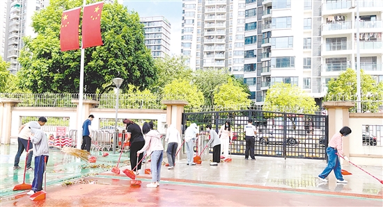 江海全民行動，清理蚊蟲孳生地。