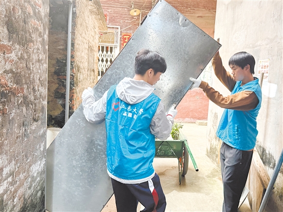 五邑大學大學生志愿者下沉社區(qū)參與防蚊滅蚊服務。