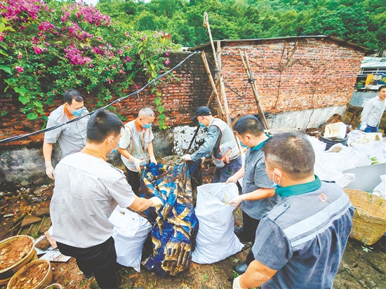 連日來，滴滴代駕司機(jī)與外賣騎手化身防蚊滅蚊“先鋒軍”。圖為新業(yè)態(tài)從業(yè)者在清理雜物。