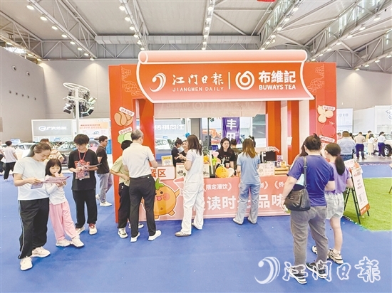 江門日報與布維記的聯(lián)名快閃店吸引了不少市民。