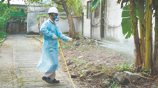 江門(mén)市廣悅電化有限公司安排專業(yè)人員在公司成蚊密集地開(kāi)展蚊蟲(chóng)消殺工作。