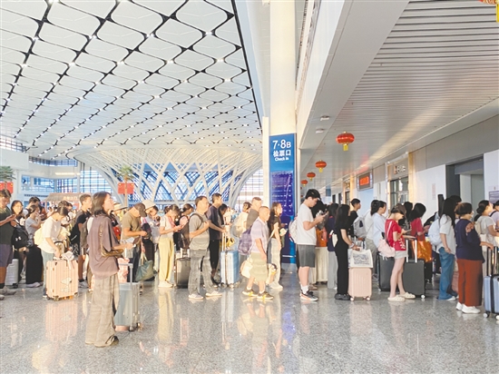 國慶中秋假期，江門站客流持續(xù)保持高位。