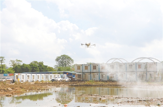 區(qū)住房城鄉(xiāng)建設局聯(lián)合轄區(qū)企業(yè)開展無人機高空全域消殺行動。圖為無人機在潮連街道進行消殺。劉淑君