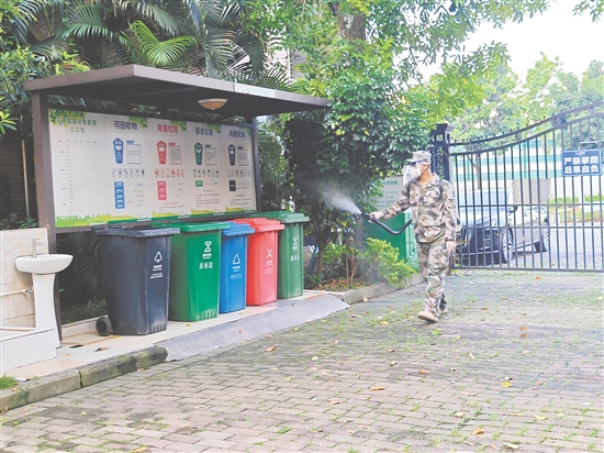 蓬江區(qū)直民兵應急成蚊消殺隊在環(huán)市街道開展消殺工作。任佳燕