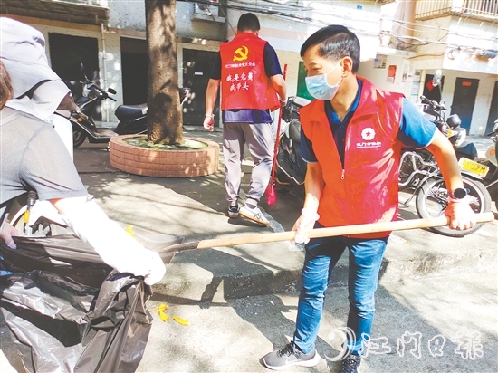 僑界志愿者下沉社區(qū)開展滅蚊防蚊專項行動。