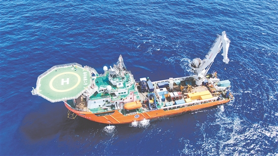 江企建造的“海洋地質(zhì)二號”科考船在南海北部進(jìn)行“源火”采集。