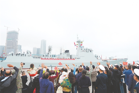 10月11日，中國(guó)海軍第48批護(hù)航編隊(duì)從山東青島某軍港解纜起航。這是儀式現(xiàn)場(chǎng)。新華社發(fā)