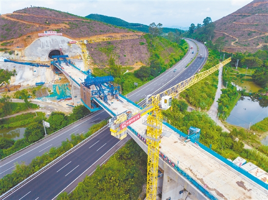 本次合龍的跨G94高速公路大橋總長314.5米，采用鋼管柱支架法現澆施工，實現了安全高效施工與保障公路暢通的雙重目標。